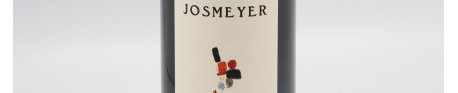 La photo montre une bouteille de vin du domaine Josmeyer dans l'Alsace
