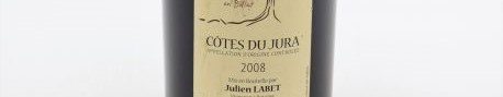 La photo montre une bouteille de vin du domaine Julien Labet dans le Jura
