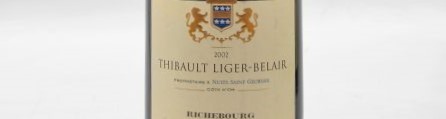 La photo montre une bouteille de vin du grand cru Richebourg du Domaine Thibault Liger Belair situé dans le cote de nuits en Bourgogne