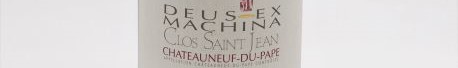 La photo montre une bouteille de vin du domaine Clos Saint Jean à Chateauneuf du pape dans le rhone