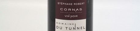 La photo montre une bouteille de vin du domaine du Tunnel dans le Rhone