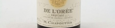 La photo montre une bouteille de l'appellation Hermitage du domaine Chapoutier dans la Vallée du Rhône.